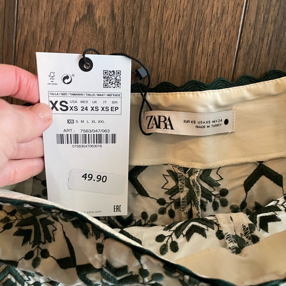 Zara High Waist Women’s Embroidered Ivory and Green Shorts Sz XS NWT - Picture 2 of 4